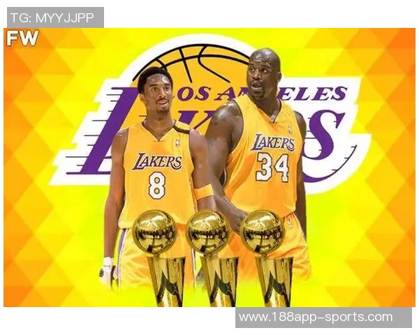 谢里夫奥尼尔特意前来致敬科比叔叔与雕像合影留念