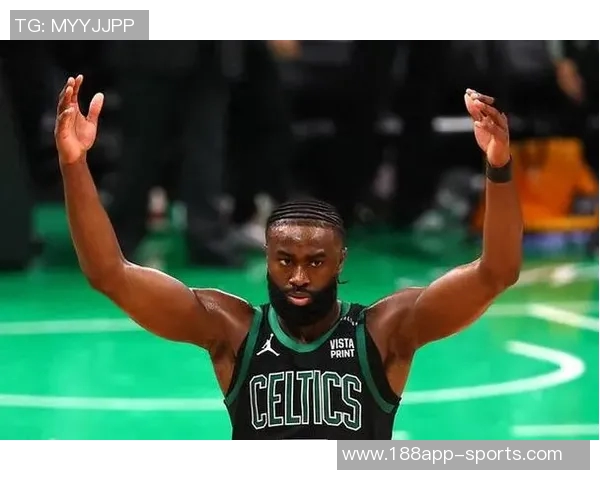 杰伦布朗首节火力全开独得16分但球队仍落后11分苦苦追赶